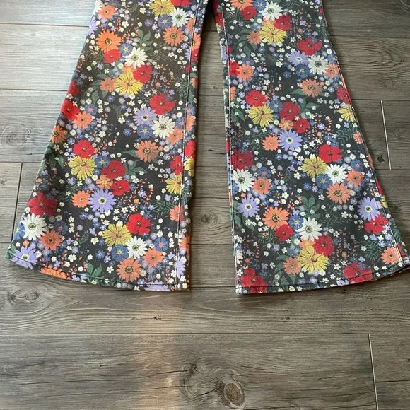 Floral Wrangler Jeans - Picture 4 of 8